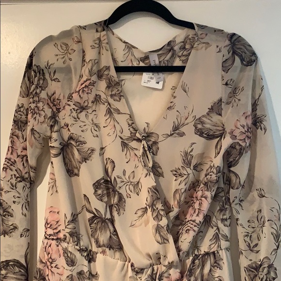 NWT. Floral and flowy romper. - Picture 3 of 6